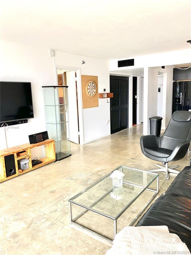 Foto principal - 6900 Bay Dr