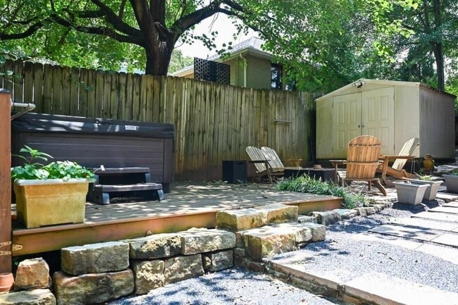 Building Photo - 2076 Ridgedale Rd NE