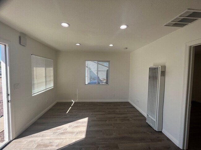 Building Photo - 658