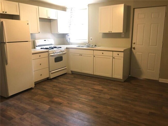 Building Photo - 35 McKnight St