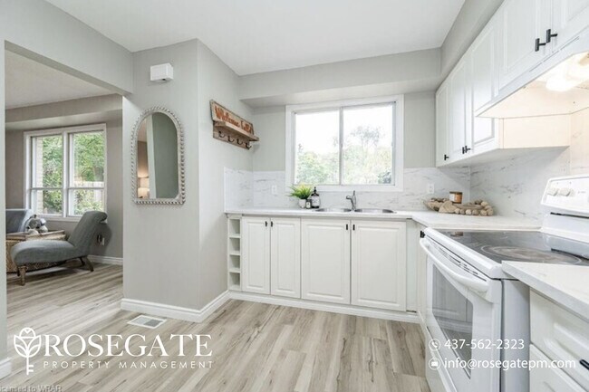 Photo du bâtiment - Spacious 3-Bedroom Townhome in Kitchener –...