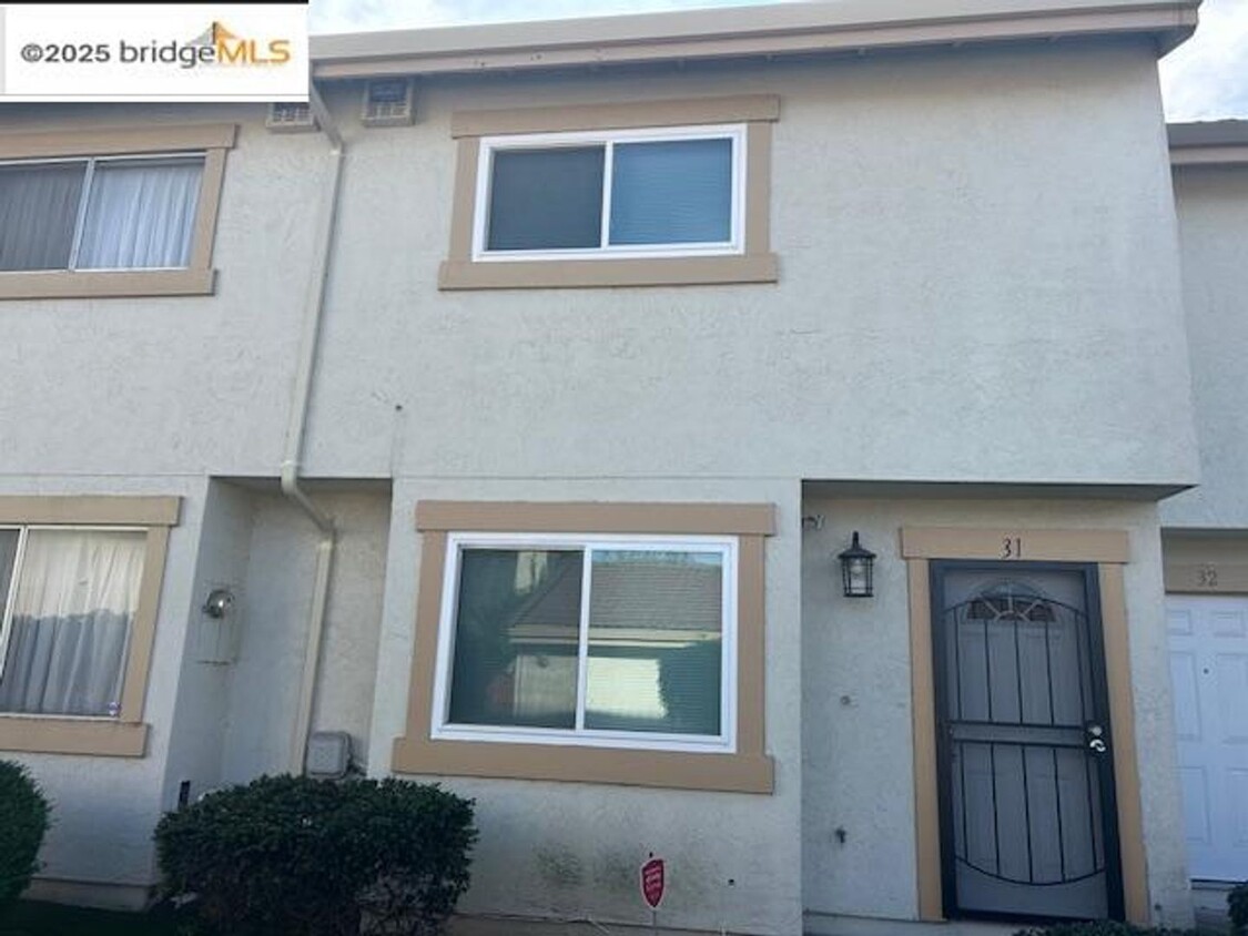 Foto principal - Move In Ready! 2BR / 1.5BA Townhome