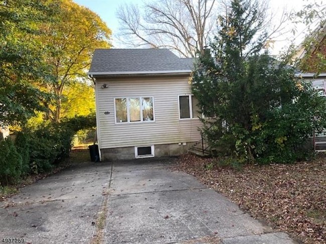 Building Photo - 17 Maple Ave