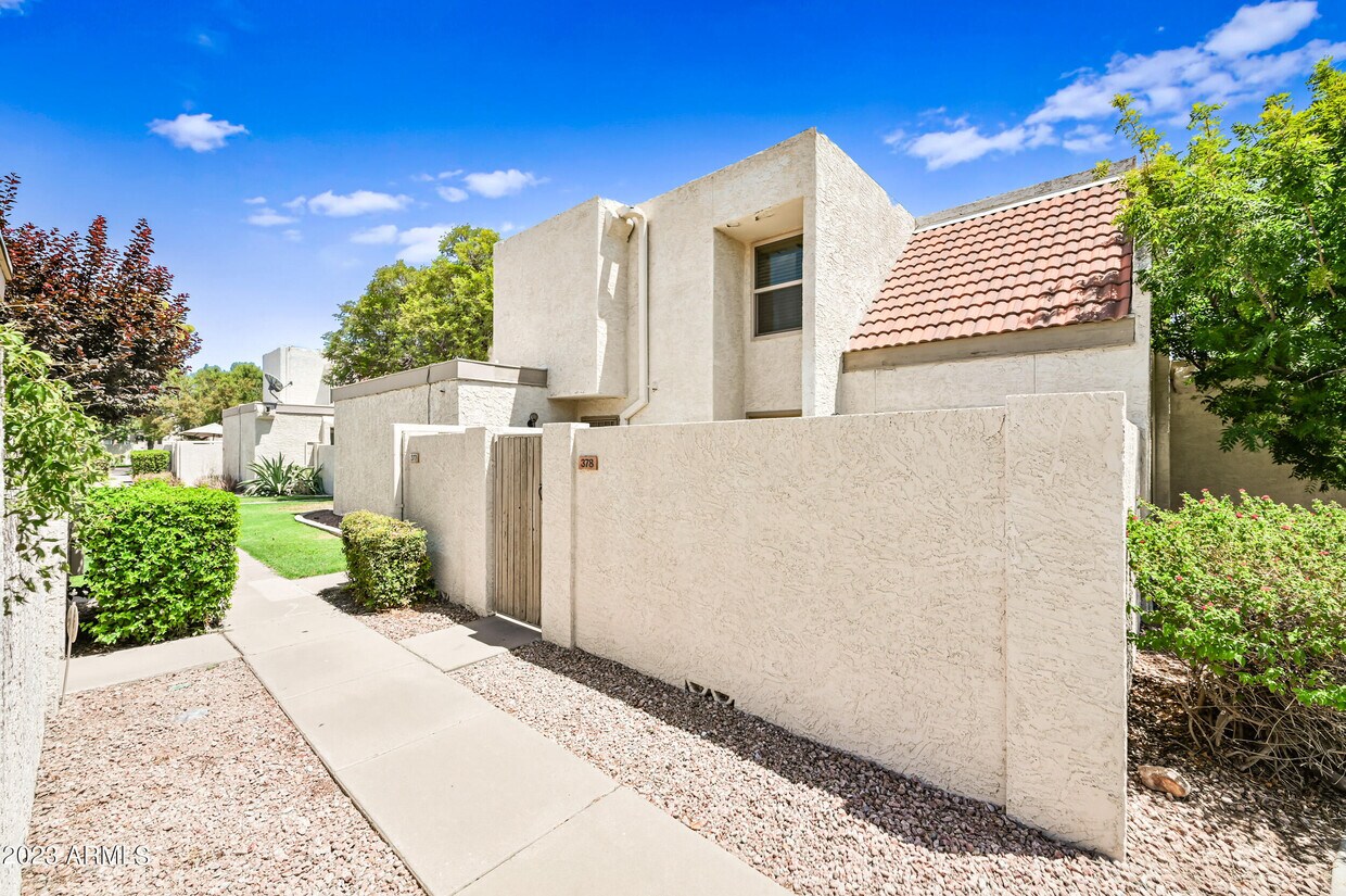Foto principal - 1342 W Emerald Ave