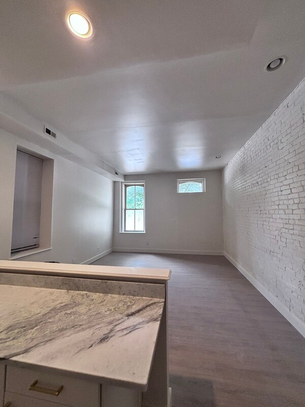Foto del edificio - 1704 S Tucker Blvd