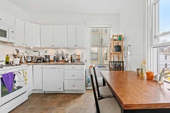 Building Photo - 60 Walnut St