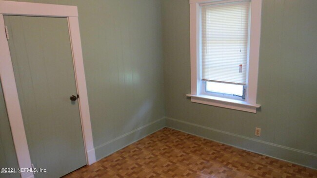 Building Photo - 127 Yardley Ave