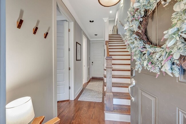 Foto del edificio - 3 Bed/ 3.5 Bath Townhome in Wedgewood with...