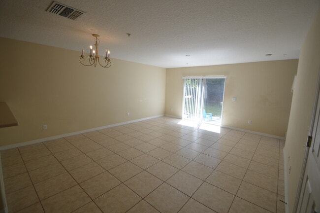 Foto del edificio - ALTAMONTE SPRINGS: 2 Story Townhouse, 3 bed/2.5 Bath, 1 Car Garage
