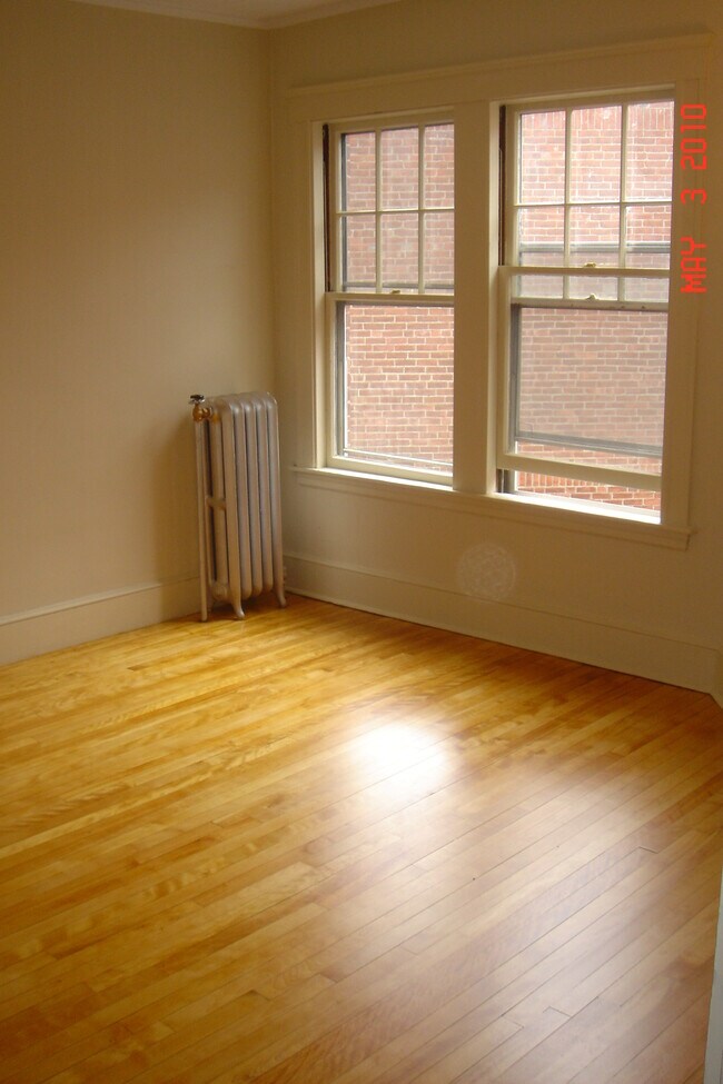 Building Photo - 108 Noyes St