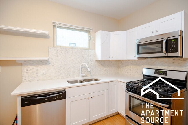 Foto del edificio - 2447 N Clybourn Ave