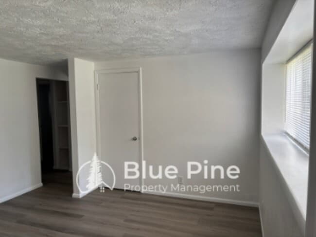 Building Photo - 411 Gladstone St