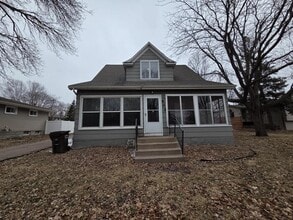 Building Photo - 902 3rd Ave NE