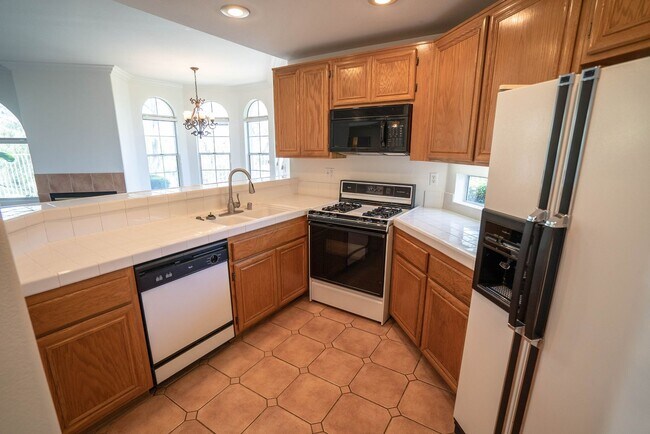 Foto del edificio - Stevenson Ranch Townhome For Rent In Crown...