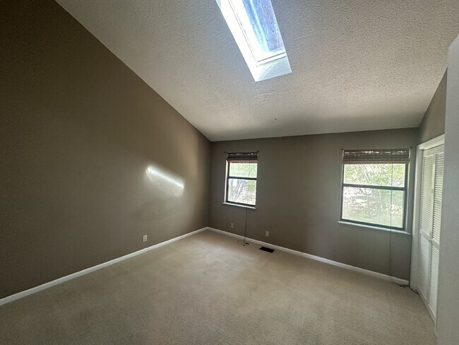 Building Photo - Townhouse for Rent