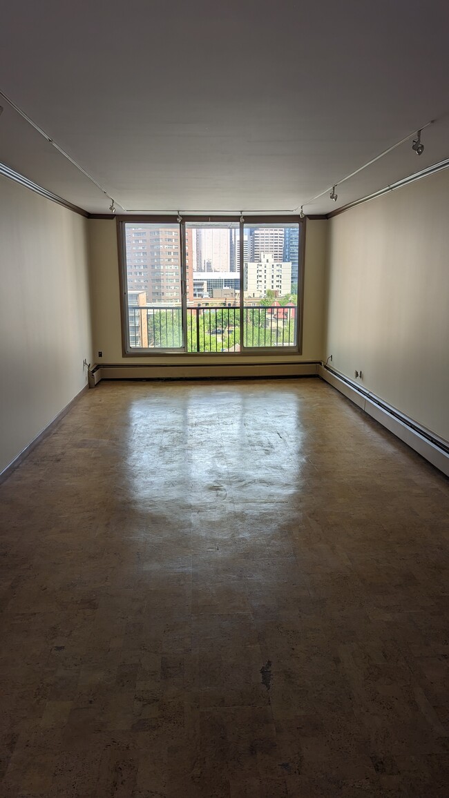 Building Photo - 715 15 Av SW
