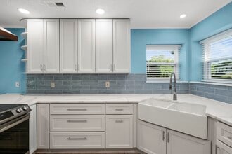 Building Photo - 3174 La Quinta Dr