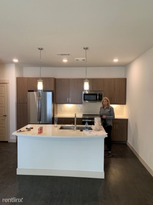 Building Photo - 8570 S Oak Cir