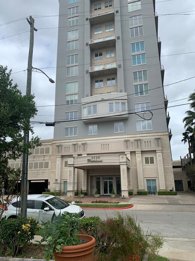 PRESTIGIOUS CONDO WITH CONCIERGE SERVICE - 2520 Robinhood St