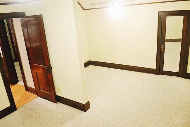 Foto del edificio - Newly remodeled East Side 2br upper