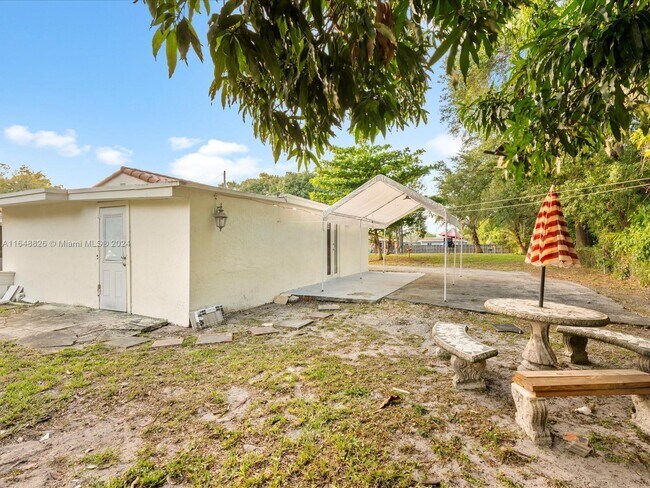 Foto del edificio - 13241 NE 3rd Ct