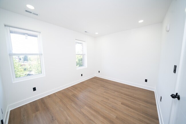 Foto del edificio - 4927 Catharine St