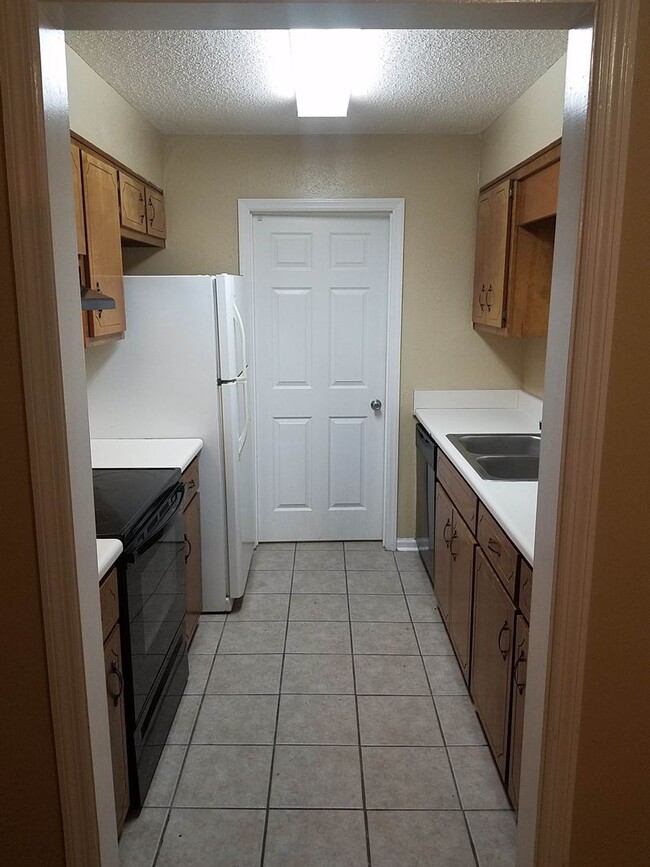 Foto del edificio - Cute 2BD/1BA condo. Close to shopping cent...