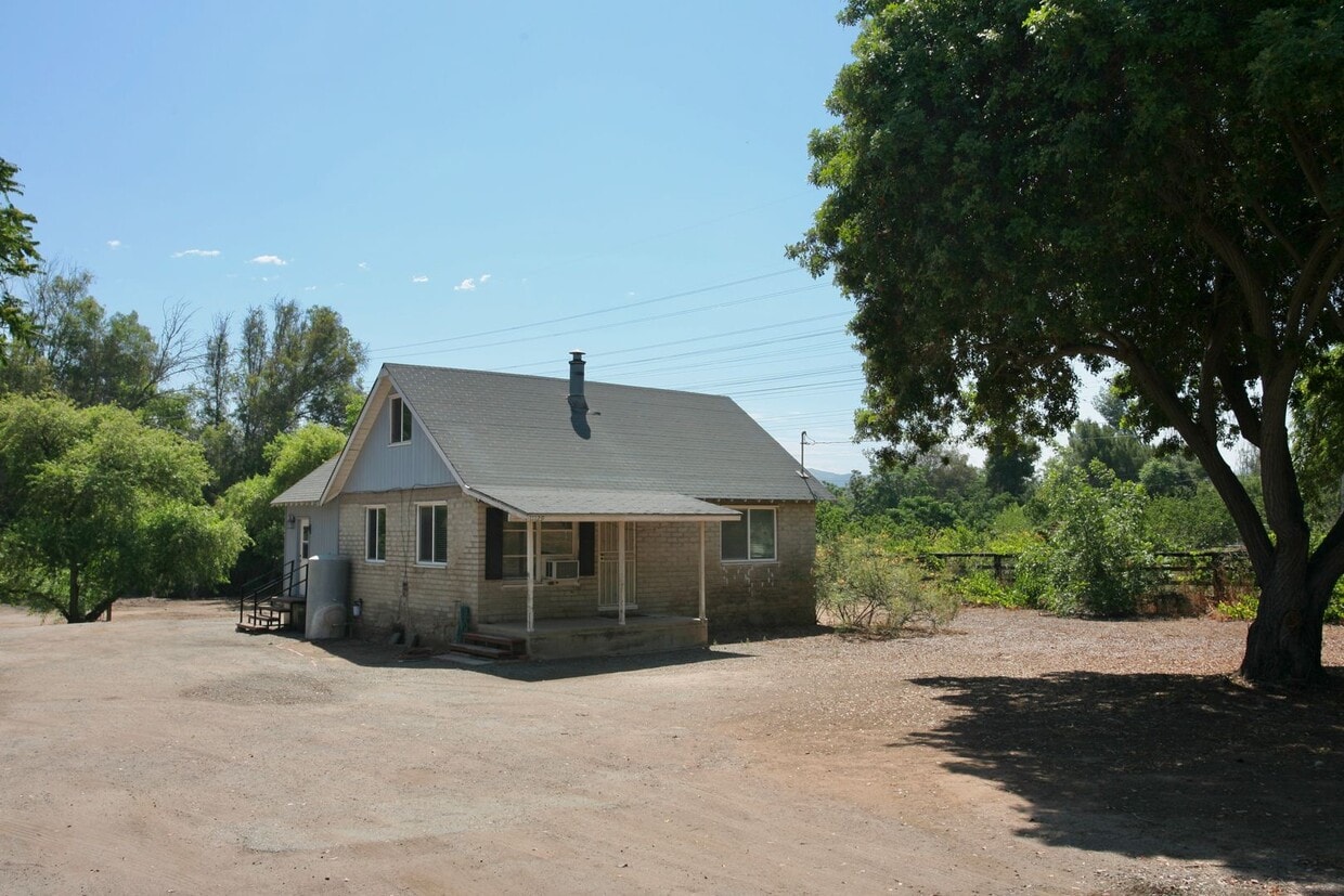 Primary Photo - 3 Br that is a little bit country