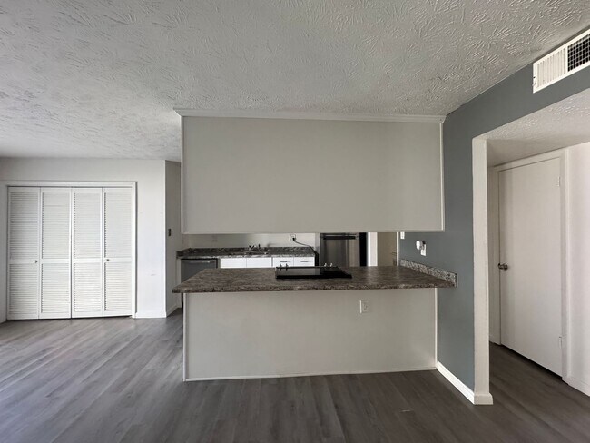 Foto del edificio - Charming 3 Bed 2 Bath Home with Fenced Yard