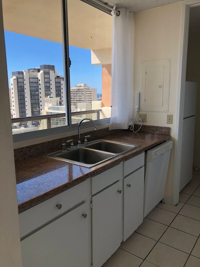 Photo - 1/1/2 - Penthouse Unit- Utilities Included - Large Covered Lanai w/Ocean & City Views