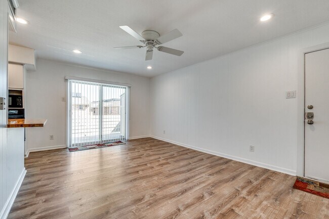 Foto del edificio - 5833 Birchbrook Dr