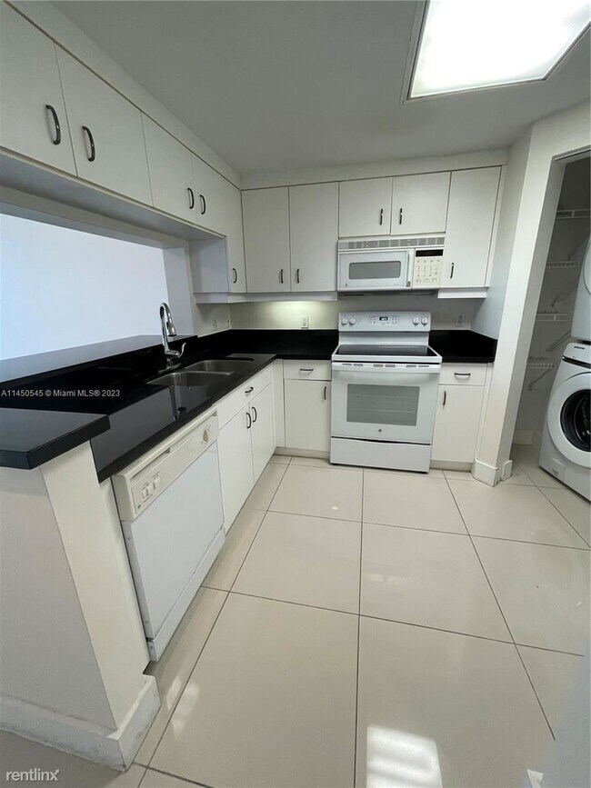 Building Photo - 1 br, 1.5 bath Condo - 701 Brickell Key Bl...