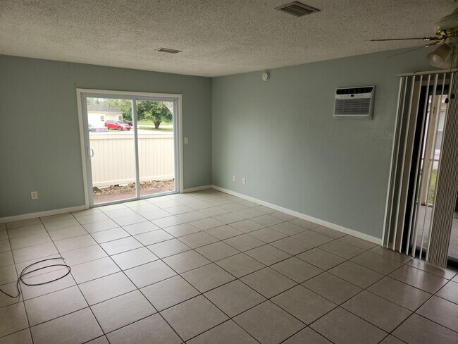 Building Photo - 76 Plainview Dr