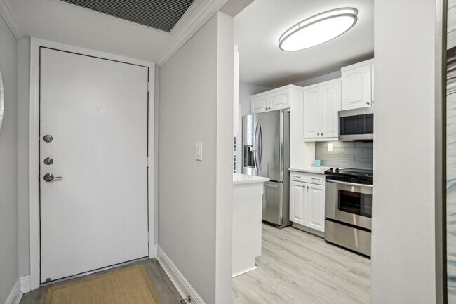 Building Photo - 22 Royal Palm Way