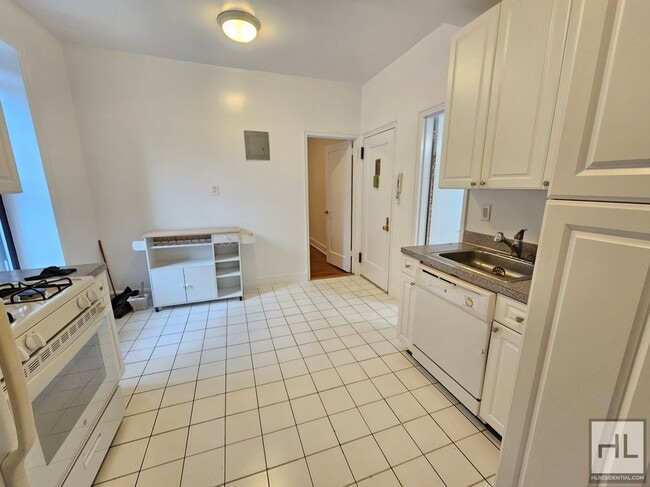 Building Photo - Bright 2-Bedroom Corner Unit in Murray Hil...