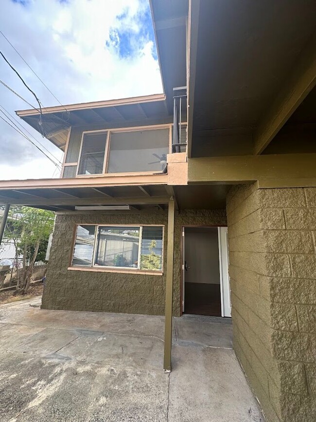 Foto del edificio - KALIHI UKA House 6 bedrooms, 2 full bath a...