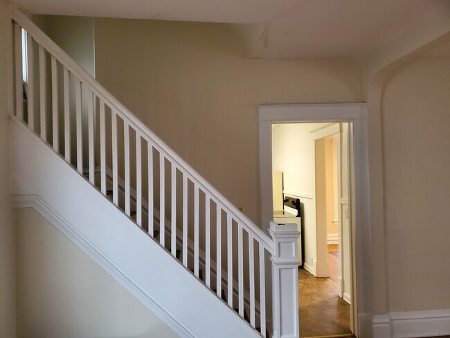 Building Photo - 811 Vine Pl
