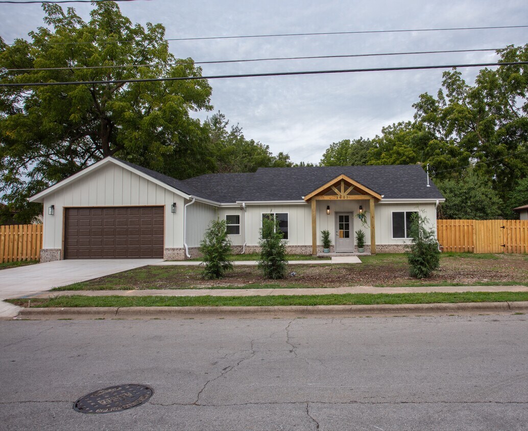 Primary Photo - 1617 N Hampton Ave