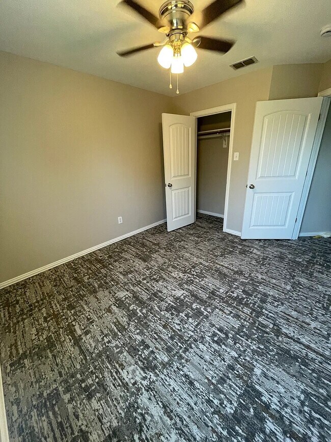 Foto del edificio - Room in Duplex on Arbor Ave