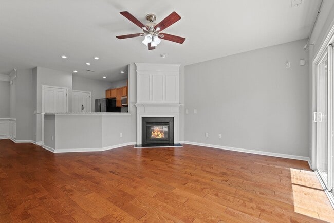 Building Photo - Fantastic end unit townhome: Available July 10th