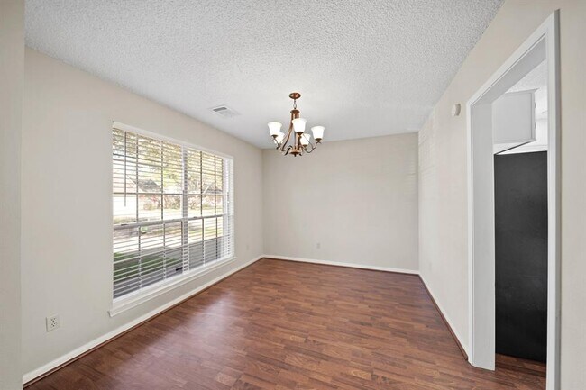 Foto del edificio - 3909 Beechwood Dr