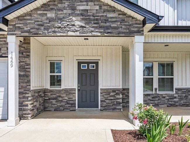 Building Photo - 5 Bedroom Pet Friendly Home For Rent!