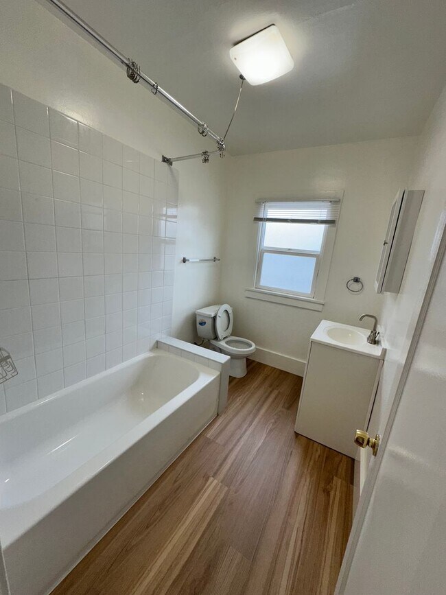 Foto del edificio - Charming corner lot with great natural light