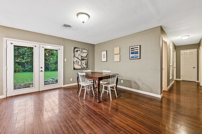 Building Photo - 2102 Vanderbilt Ln