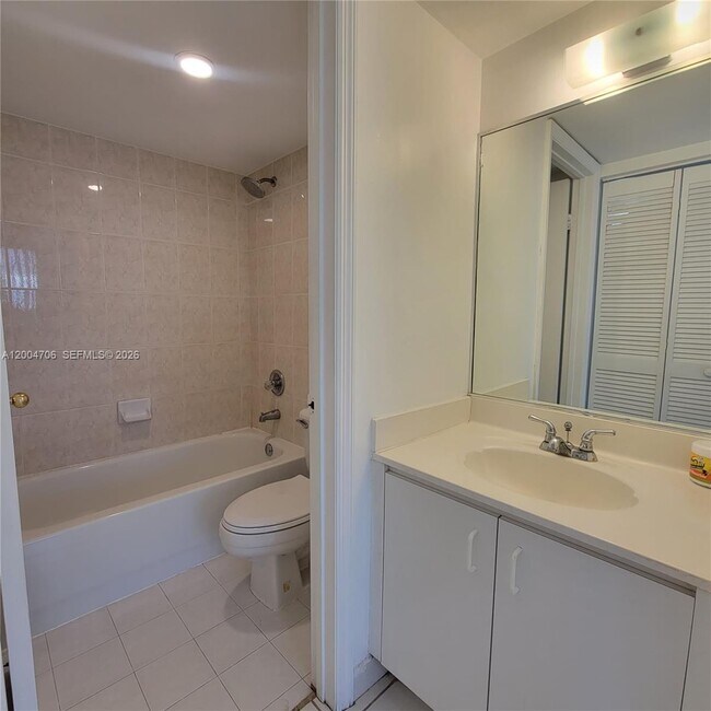 Foto del edificio - 7601 Dickens Ave
