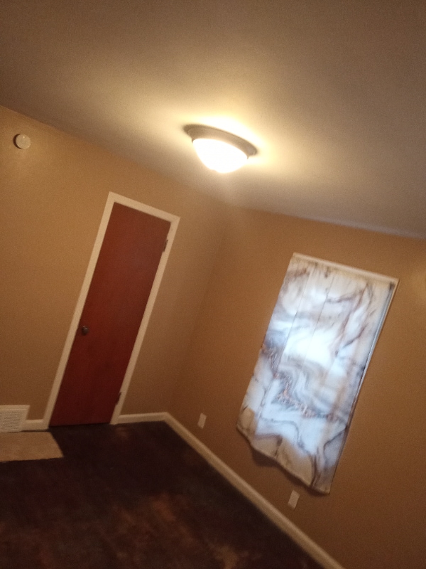 Building Photo - 385 Saxton St