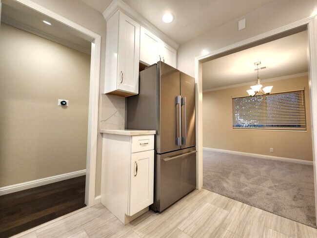 Building Photo - Updated 2 bedroom with in unit washer, dry...