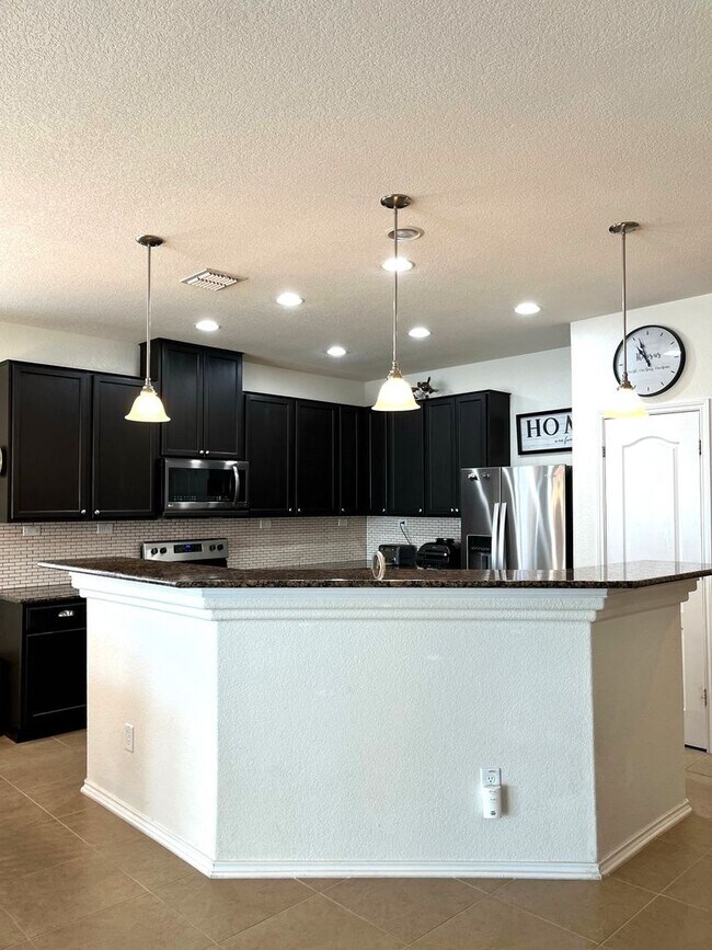 Building Photo - 1122 Peacemaker