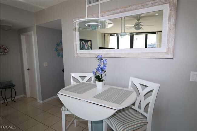 Foto del edificio - 58 N Collier Blvd