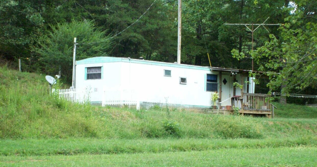 2/1 Quaint Mobile for rent $375.00 1st, last &amp; security NO PETS CALL 828-342-2358 for more information - 51 Canary Lane